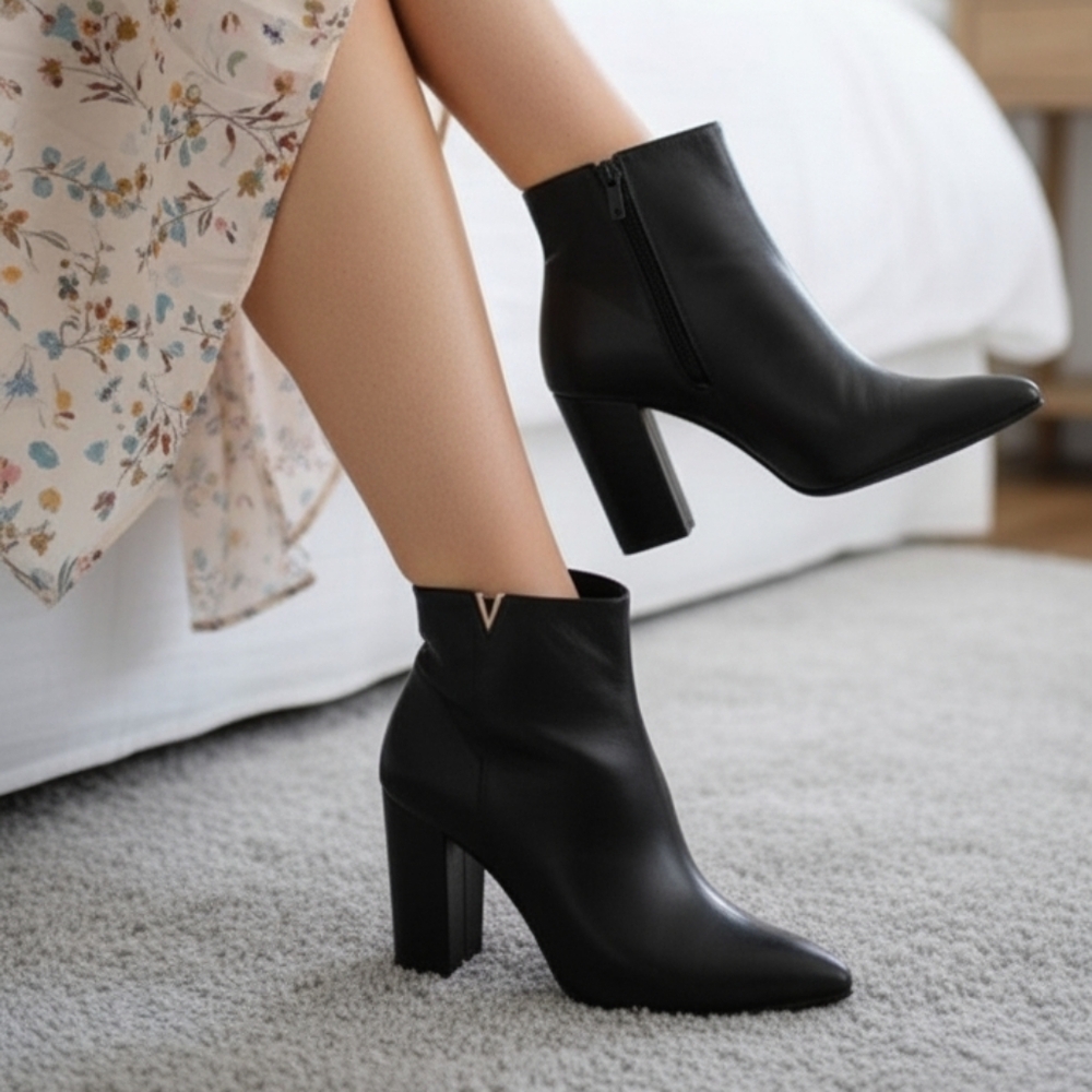 Schutz Black leather ankle boots 40